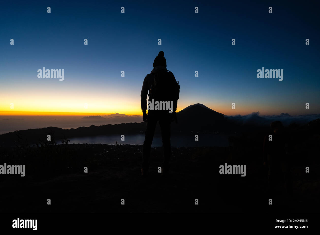 Vista aerea del popolo di viaggio con zaino sul vulcano Batur in isola tropicale di Bali. Royalty di alta qualità gratuitamente immagini di stock di Danau Batur, Indonesia Foto Stock