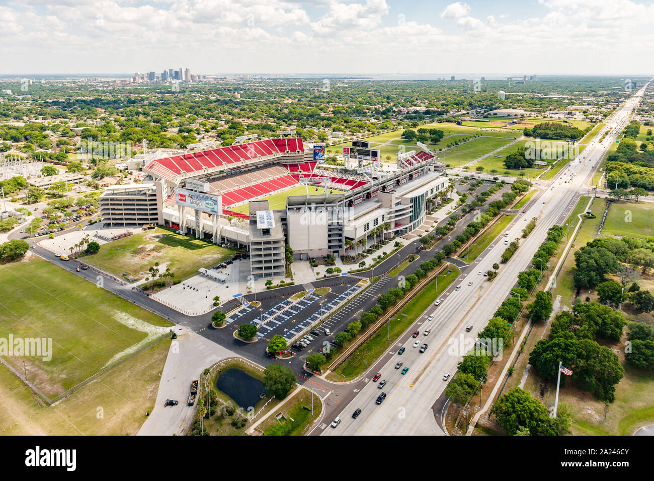 Il Raymond James Stadium campo di calcio e il Tampa o Tampa Bay skyline in una vista aerea, Tampa Florida, Stati Uniti d'America. Foto Stock