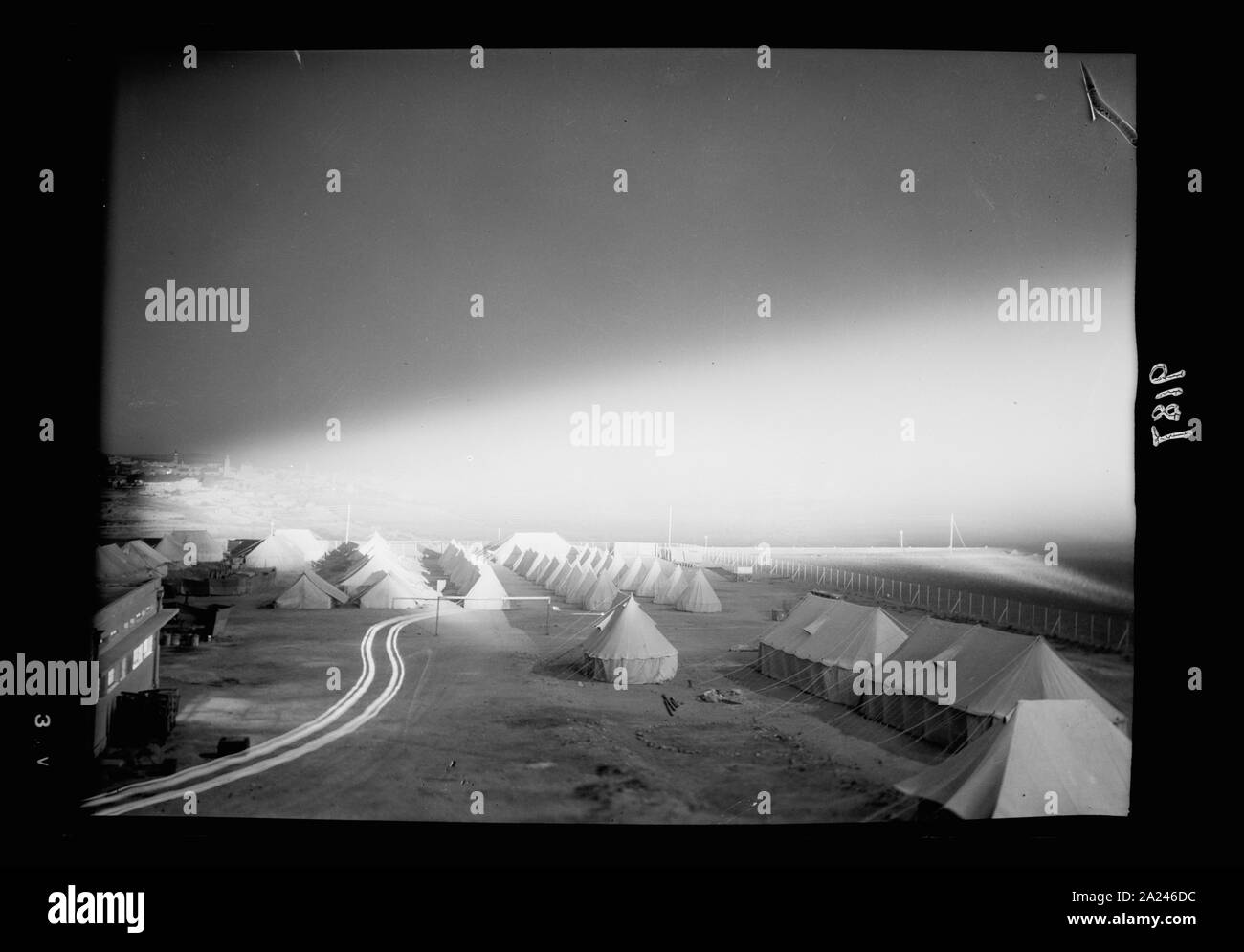 Disturbi della Palestina 1936. Una immagine notturna che mostra accampamento militare e Olivet (a distanza) illuminato dalla ricerca del fascio di luce Foto Stock