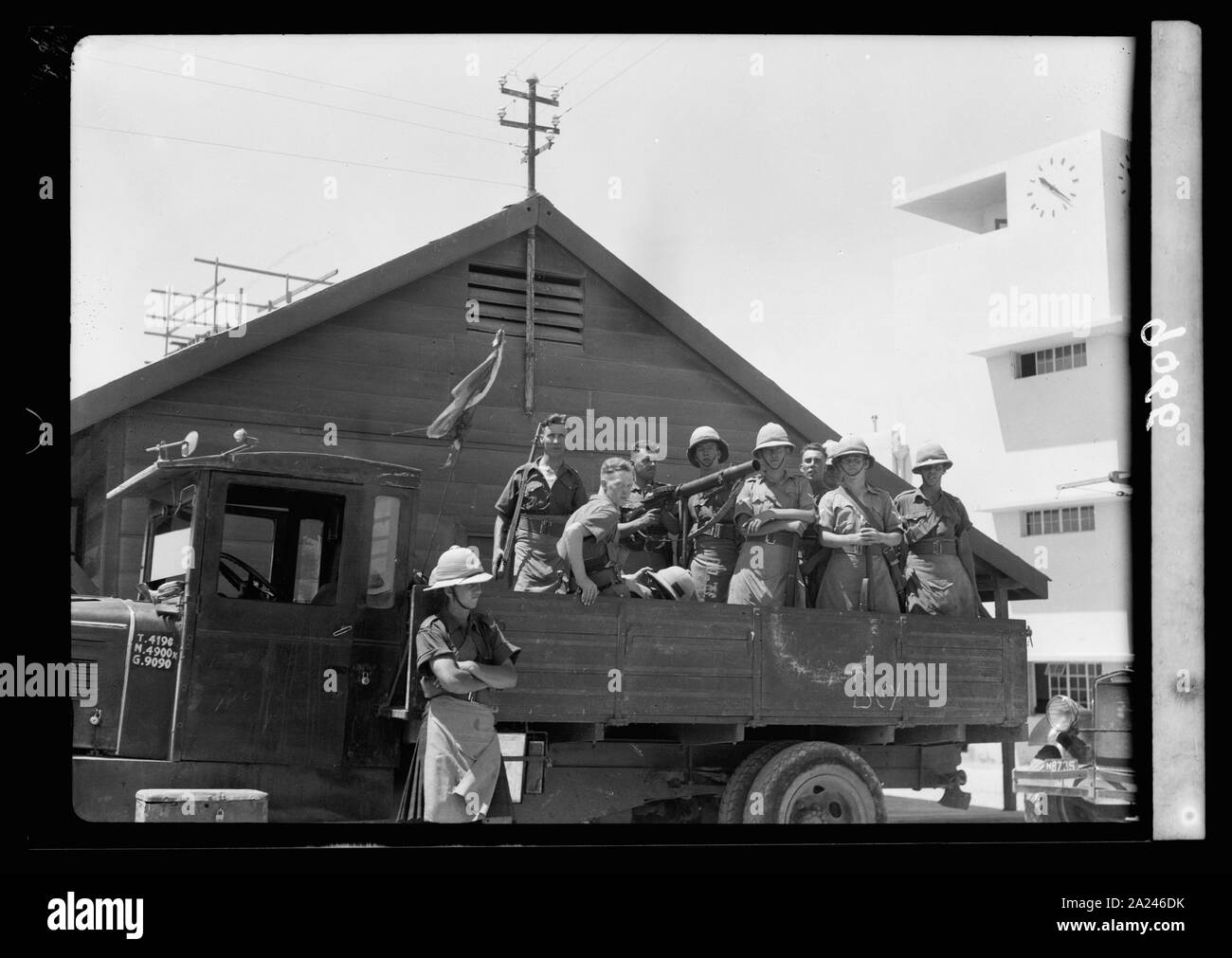 Disturbi della Palestina 1936. Un convoglio militare di scorta su un carrello armati Foto Stock