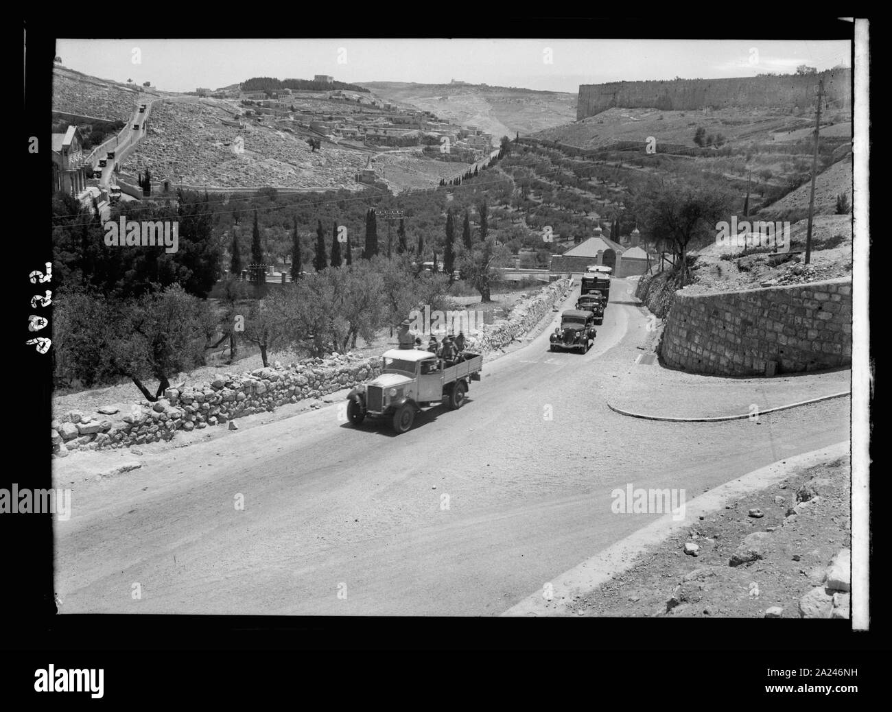 Disturbi della Palestina 1936. Lungo la linea di autobus ebraica di ritorno dal funerale sotto scorta di polizia Foto Stock