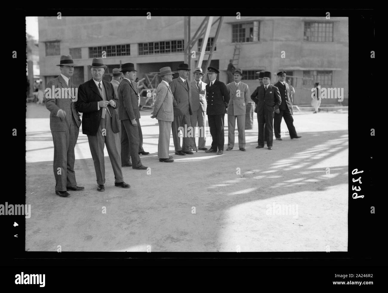 Disturbi della Palestina 1936. I membri della commissione reale visitando il Jaffa Custom House. Il gruppo sta esaminando la nuova Jaffa break-acqua che viene spiegato dal porto Officer e il quartiere Comissioner, il sig. Crosbie Foto Stock