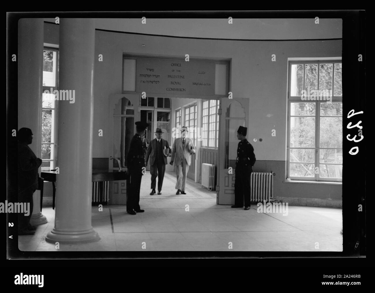 Disturbi della Palestina 1936. I membri della commissione reale lasciando gli uffici della Palestina commissione reale. Sir Morris Carter (sinistra), Sir Laurie Hammond (destra) Foto Stock