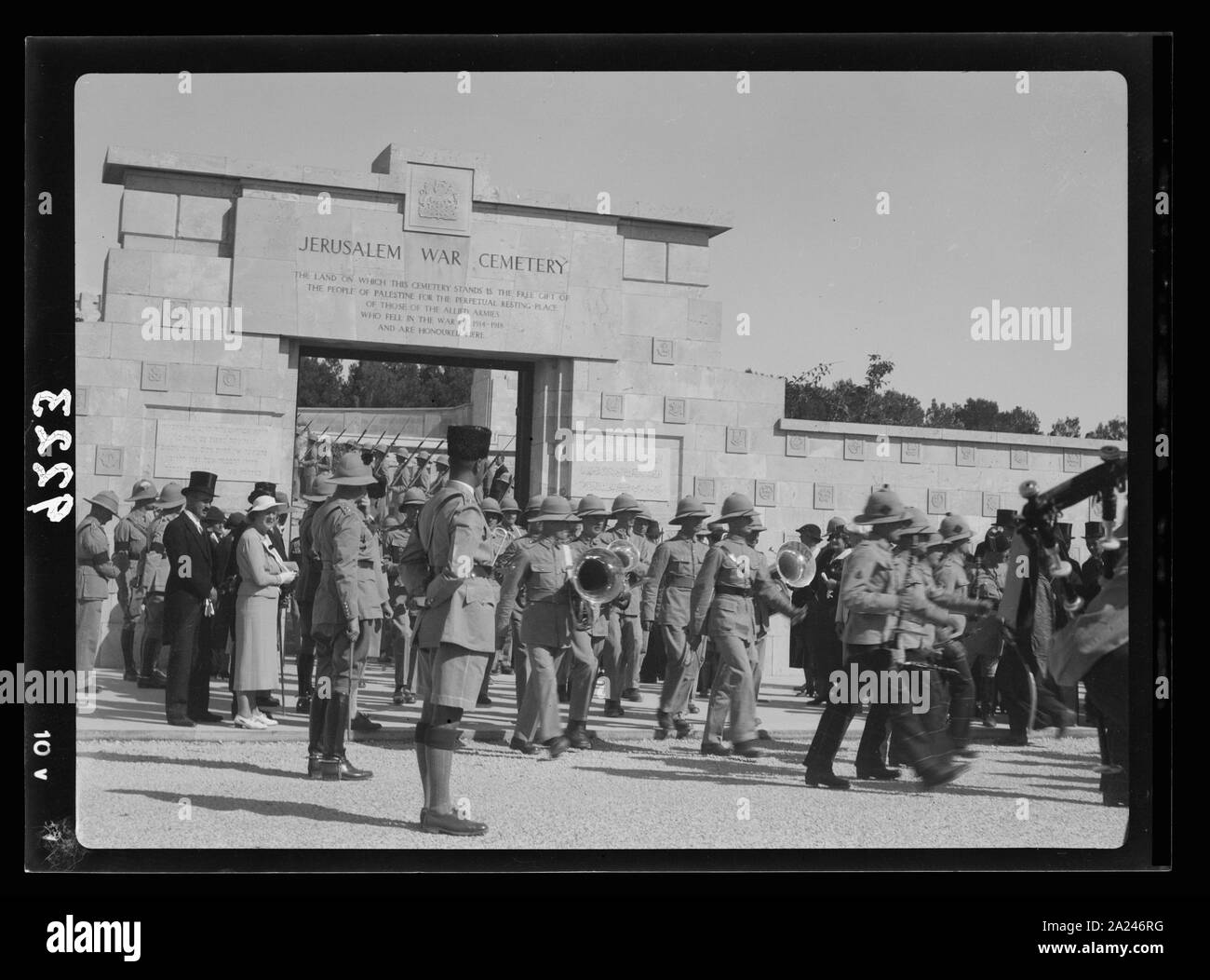 Disturbi della Palestina 1936. Banda Militare di lasciare Gerusalemme il Cimitero di guerra ovvero, cimitero il giorno dell'Armistizio Monte Scopus Foto Stock