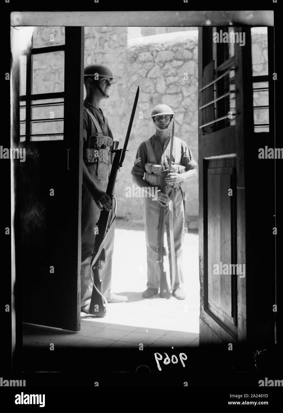 Disturbi della Palestina 1936. Elmetti di acciaio & baionette proteggere le caselle postali Foto Stock