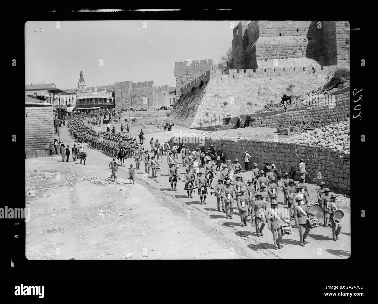 Disturbi della Palestina 1936. Gli Scozzesi Guard parade preceduta dalla band Foto Stock