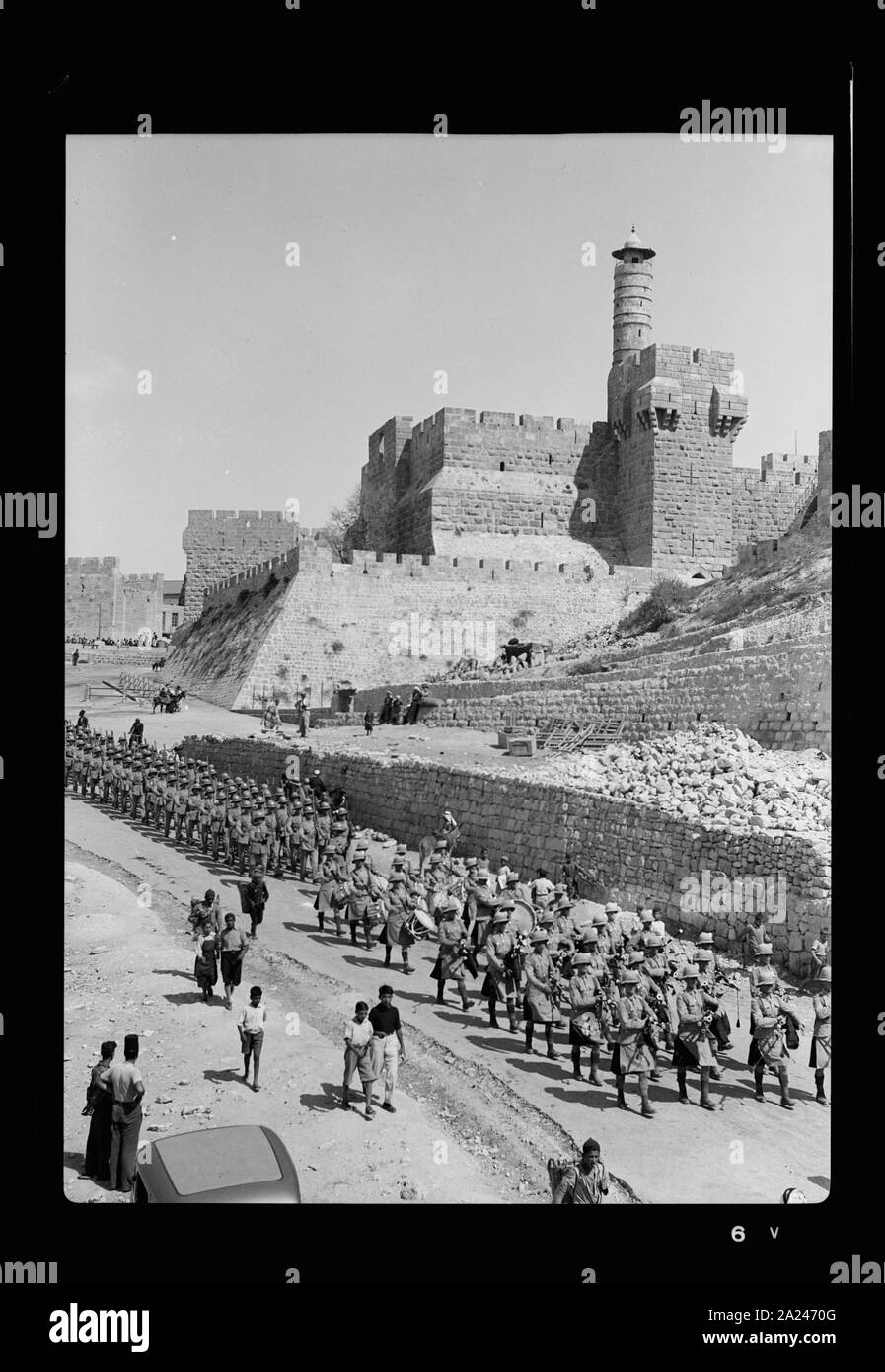 Disturbi della Palestina 1936. Gli Scozzesi Guard parade preceduta dalla band Foto Stock
