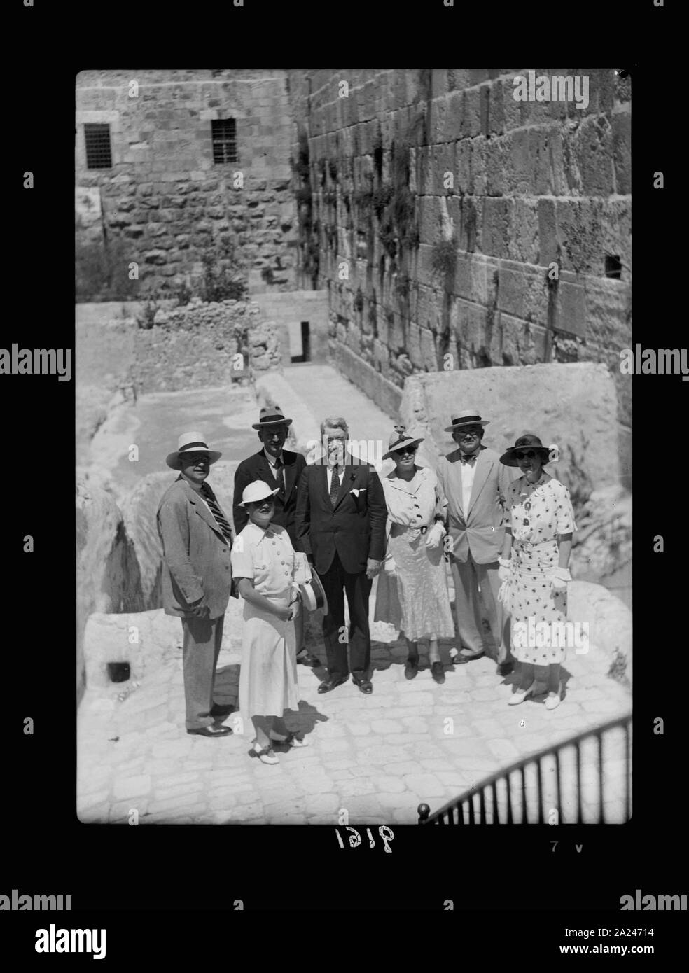Disturbi della Palestina 1936. Il seggio senatoriale party presso il Muro Occidentale comunemente noto come gli ebrei' lamento il luogo o il Muro del Pianto visto in background Foto Stock