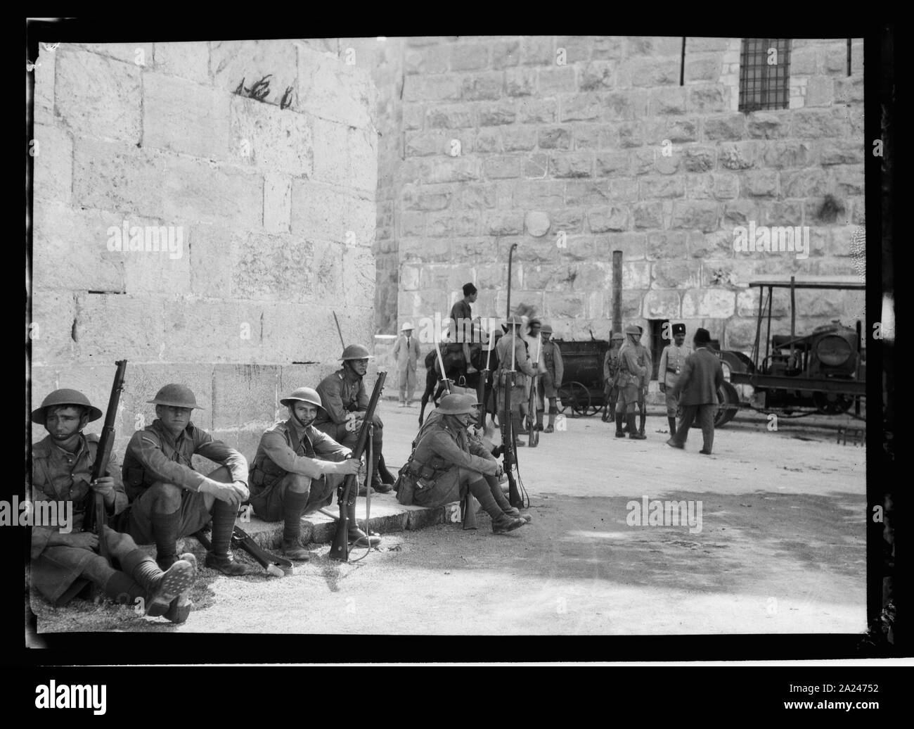 Gli eventi della Palestina. Il 1929 tumulti, agosto 23 a 31. Le truppe britanniche a Porta di Jaffa in guardia durante il focolaio con elmetti di acciaio e baionette fisso Foto Stock