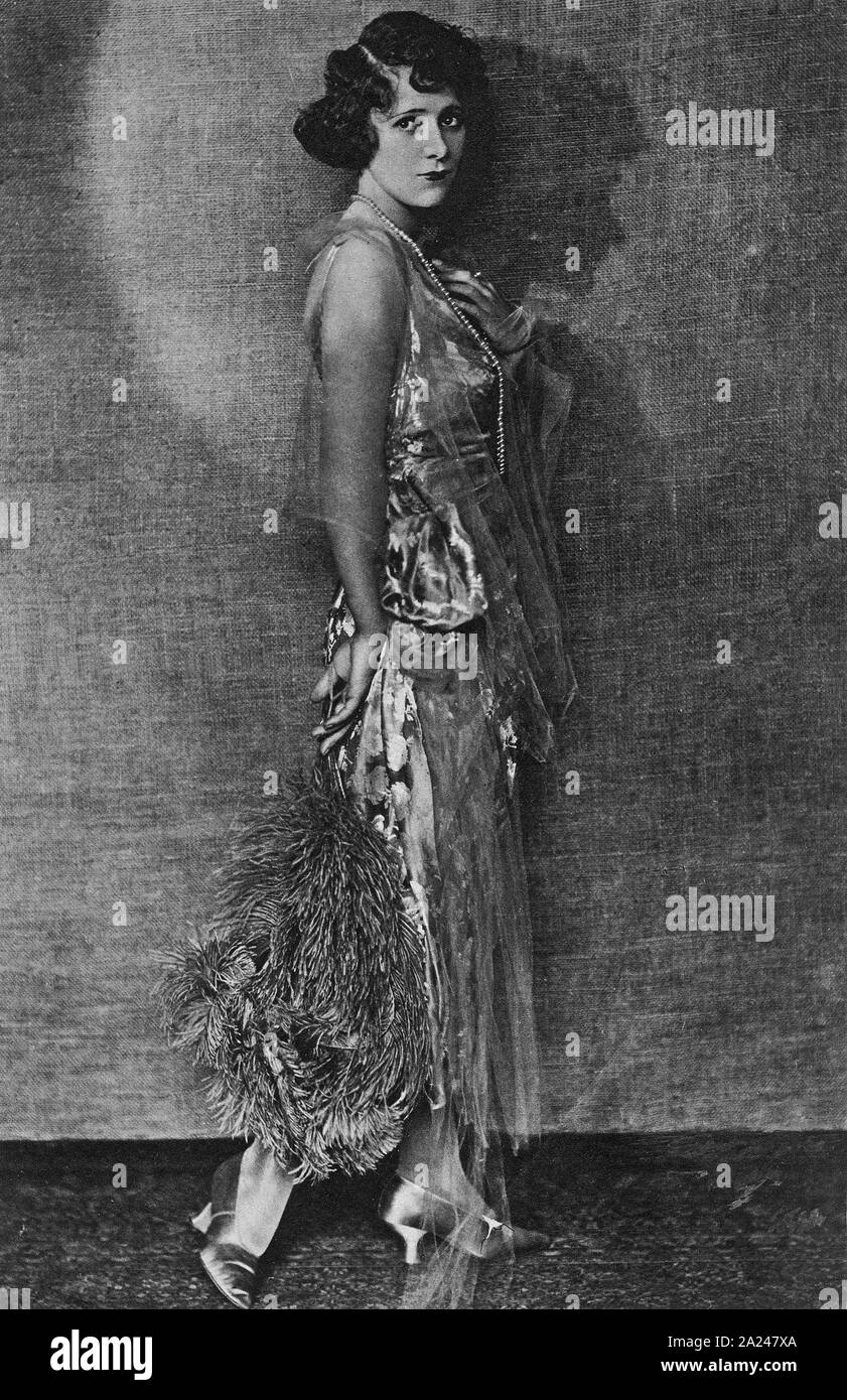 Ritratto in studio di Hollywood attrice, Edith Roberts, famosa durante l'epoca dei film muti. Centerfold dalla foto mostra arte supplemento circa 1923. Foto Stock