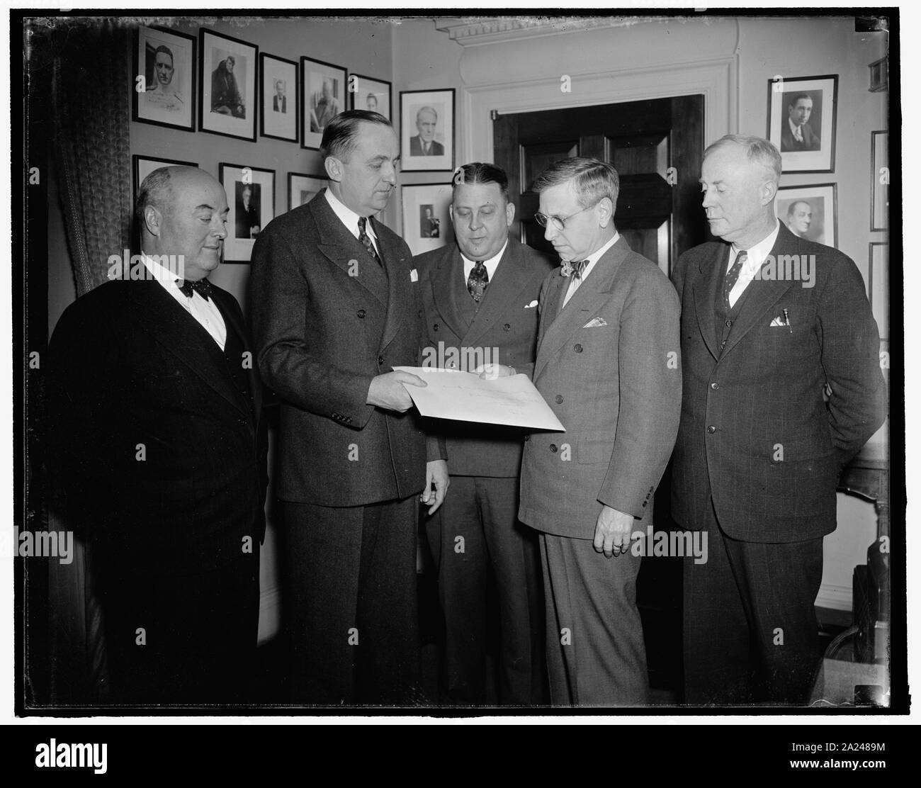 Pan American aggiudicato nuovo York-Bermuda airmail contratto. Washington, 15 genn. Presentazione dell'unica offerta, Pan American Airways oggi è stato aggiudicato il contratto per trasportare la posta di aria da New York a Hamilton, Bermuda. Nell annunciare la offerta il Post Office Department detto le seguenti Tariffe prevarrebbero --.00001 centesimi per libbra per un determinato carico di 800 libbre e .000005 centesimi per libbra di oltre 800 libbre. Nella foto, da sinistra a destra: William L. Slattery, P.O. Dept. Comptroller; J. Carroll cono, Atlantic Manager per la Pan American; Roy M. Nord, IN QUALITA DI ASSISTENTE 3 Post Maestro Generale; Harlee Foto Stock