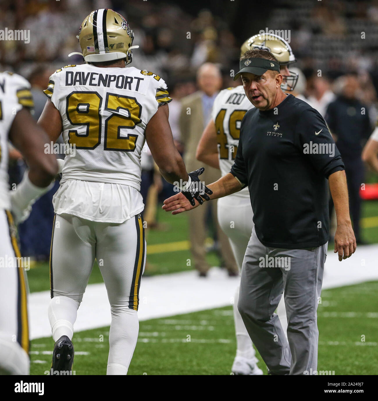 New Orleans, LA, Stati Uniti d'America. 29Sep, 2019. New Orleans Saints Head Coach Sean Payton incoraggia difensivo fine Marcus Davenport (92) prima che il gioco tra il New Orleans Saints e Dallas Cowboys a Mercedes Benz Superdome di New Orleans, LA. Jonathan Mailhes/CSM/Alamy Live News Foto Stock