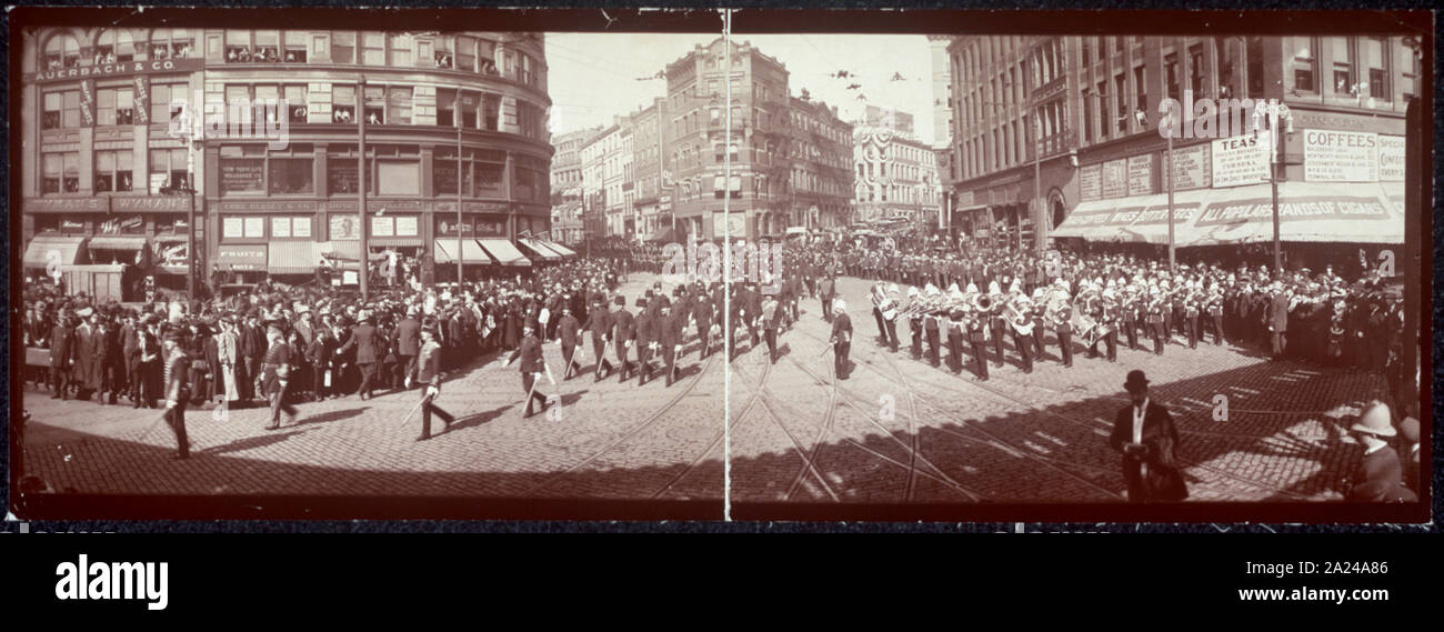 Foto panoramica di antiche e Onorevole Compagnia di Artiglieria sfilando a Dewey Square, Ott 3, 190, Boston, Massachusetts; Foto Stock