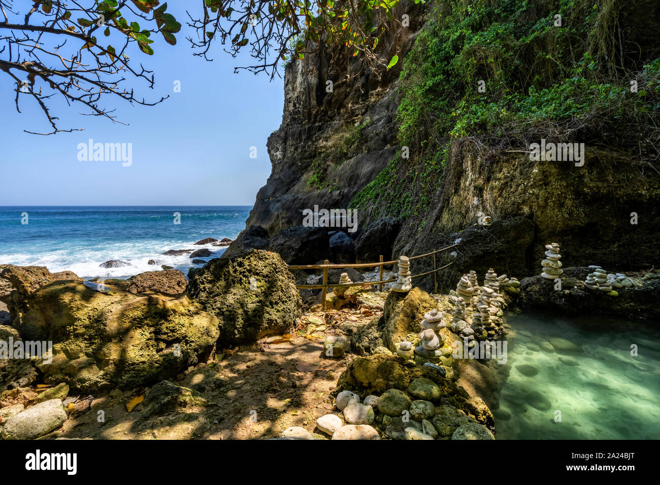 Spiaggia e grotta presso Tembeling beach, a Nusa Penida Isola, Bali Indonesia Foto Stock