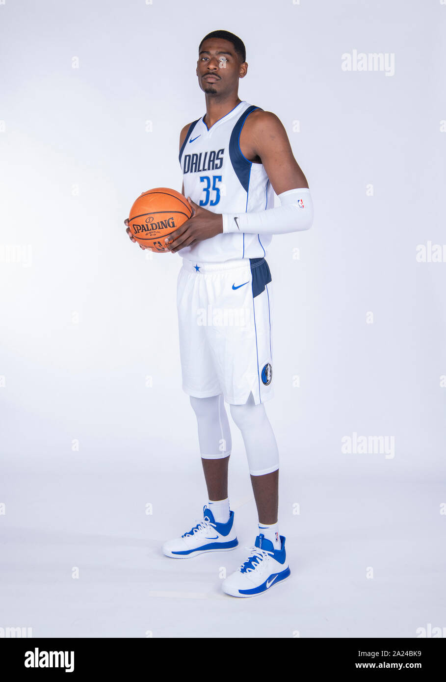 Settembre 30, 2019: Dallas Mavericks avanti Aric Holman #35 pone durante il Dallas Mavericks Media giorno tenutasi presso l'American Airlines Center di Dallas, TX Foto Stock