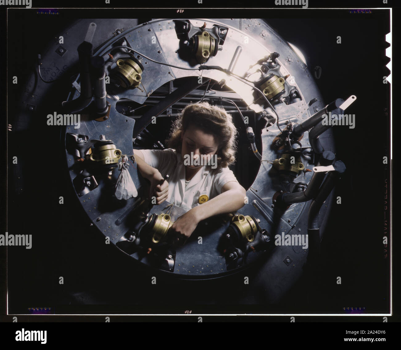 Parte del cofano per uno dei motori di un B-25 bombardiere è assemblata nel motore del dipartimento della North American Aviation, Inc. di Inglewood, California, impianti Foto Stock