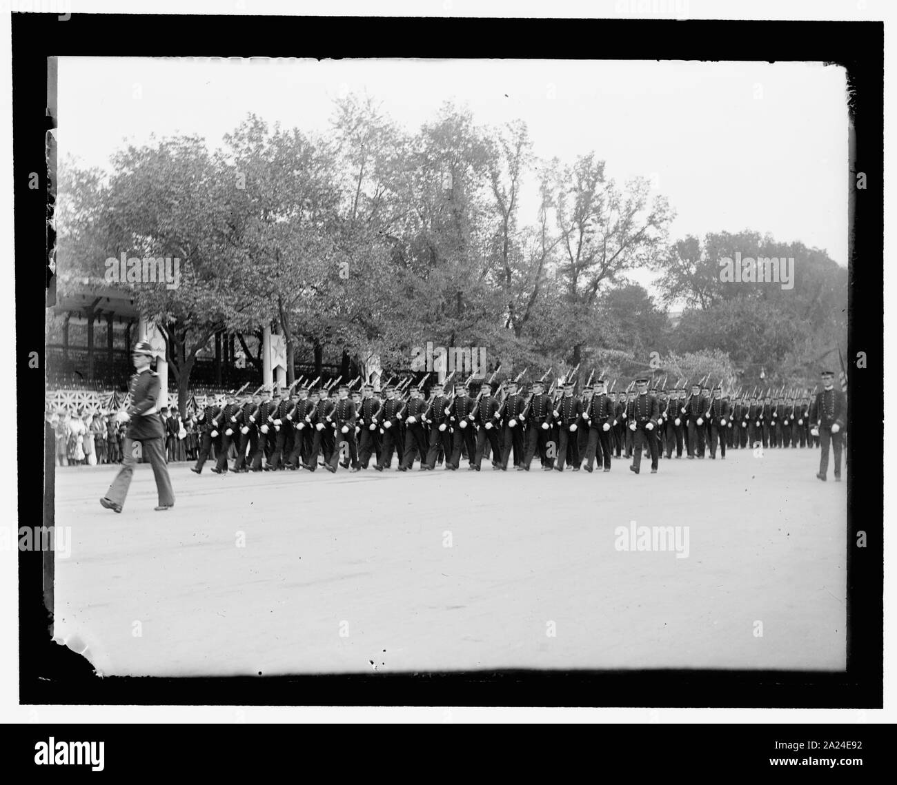 Parte della parata militare il Ott 7, 1902. Il battaglione di cadetti navali passando il riesame di stand Foto Stock