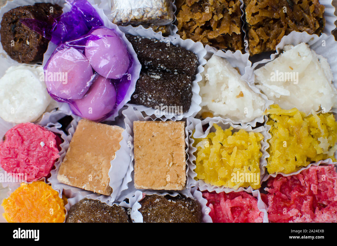 Colombiano di dolci fatti con una varietà di ingredienti come la noce di cocco grattugiata, latte, zucchero di canna e altri in combinazioni diverse Foto Stock