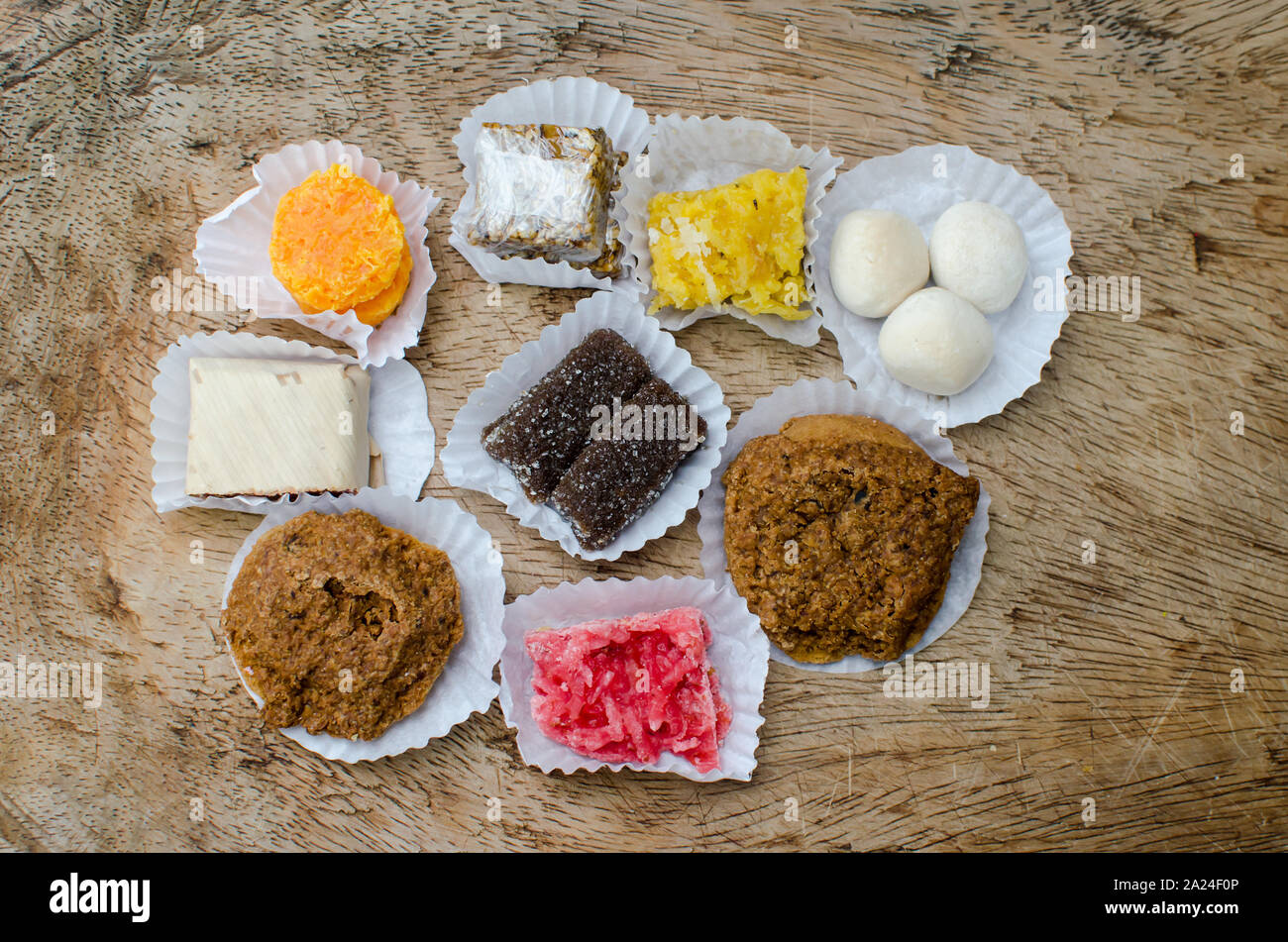 Colombiano di dolci fatti con una varietà di ingredienti come la noce di cocco grattugiata, latte, zucchero di canna e altri in combinazioni diverse Foto Stock