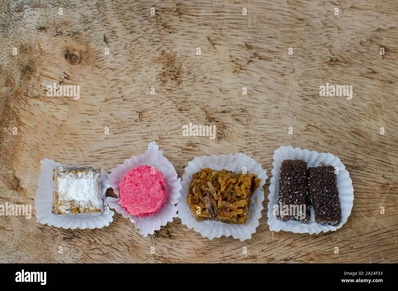 Colombiano di dolci fatti con una varietà di ingredienti come la noce di cocco grattugiata, latte, zucchero di canna e altri in combinazioni diverse Foto Stock