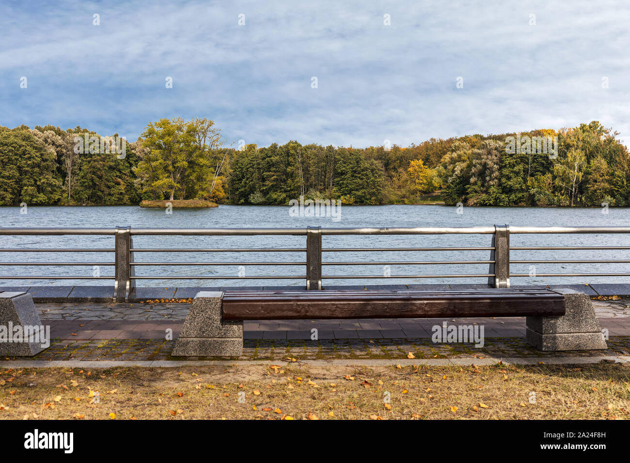 City River embankment nella stagione autunnale. paesaggio urbano. autunno city park Foto Stock