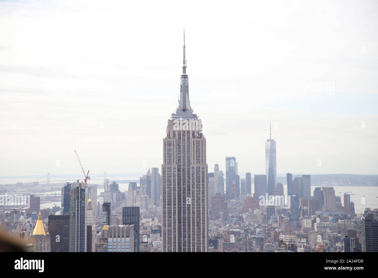 Vista dell'Empire State Building dalla sommità della roccia osservatorio di Manhattan a New York Foto Stock