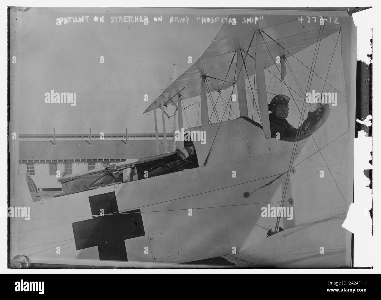 Paziente sul lettino sul esercito Nave ospedale Foto Stock