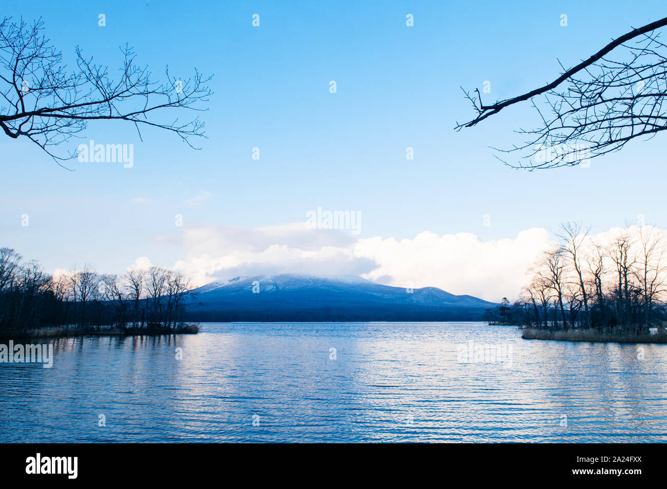 Onuma Koen Quasi - Parco Nazionale di lago e Monte Komagatake visualizzare in pacifica freddo inverno. Hakodate, Hokkaido - Giappone. Foto Stock