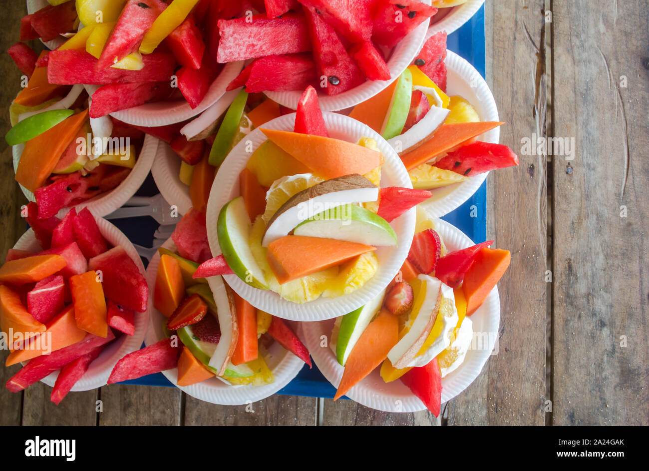 Colorate tropicali Frutta insalata come tradizionale è servita nei Caraibi città e città della Colombia Foto Stock