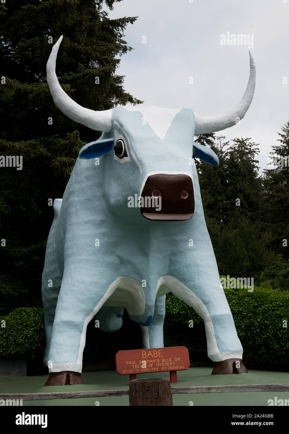 Paul Bunyan's Blue Ox Babe al California alberi del mistero sito in Klamath, California Foto Stock