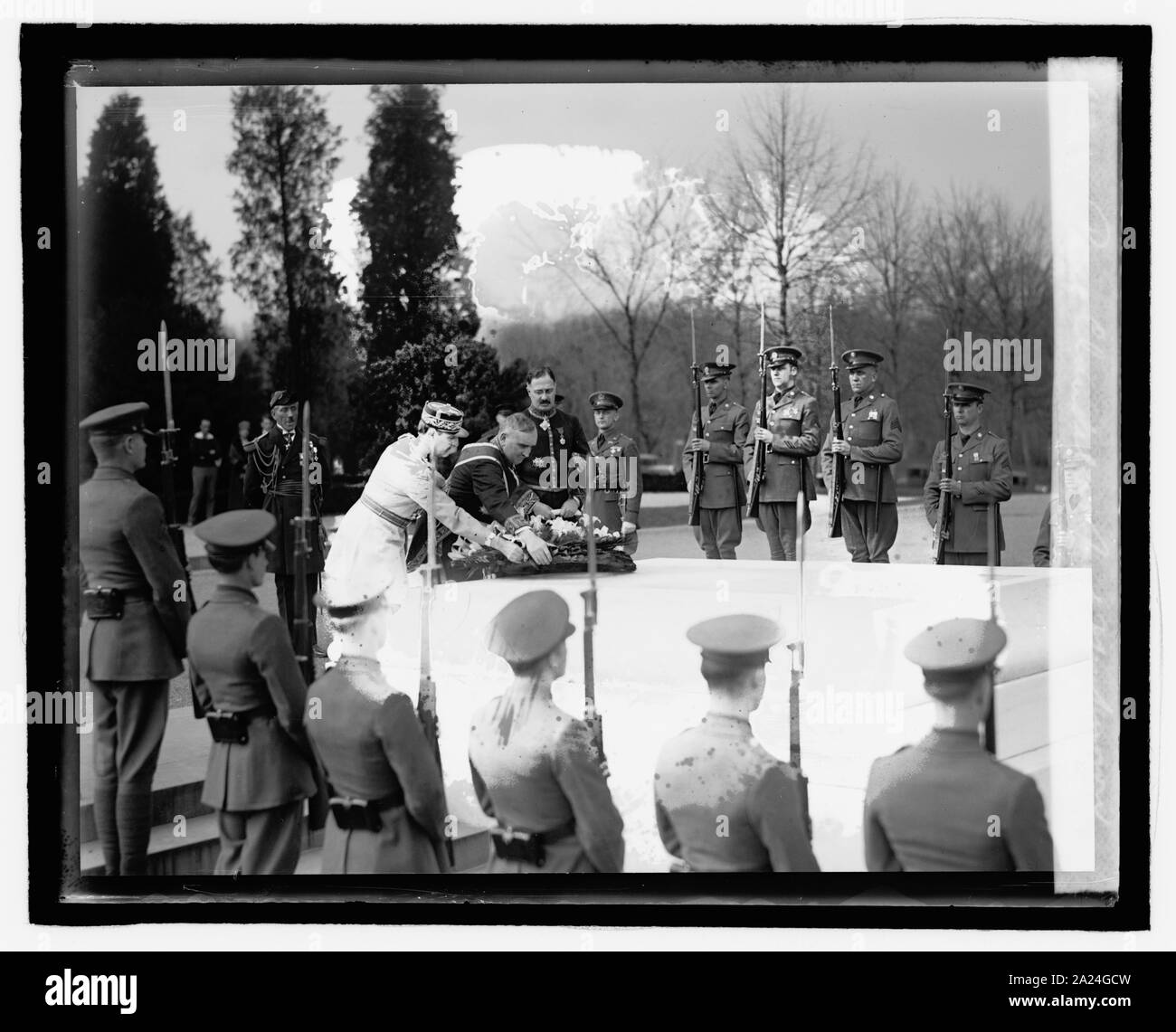 Paul Claudel alla tomba di sconosciuta, 3/28/27 Foto Stock
