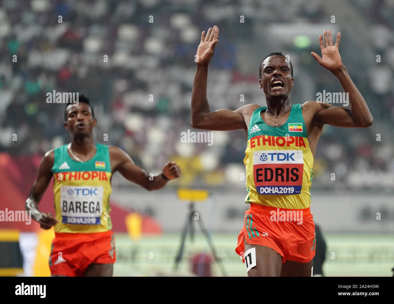 Doha in Qatar. Il 30 settembre, 2019. Edris Muktar (R) dell'Etiopia celebra dopo la Uomini 5000m finale al 2019 IAAF Campionati del Mondo a Doha, in Qatar, Sett. 30, 2019. Credito: Li pista/Xinhua/Alamy Live News Foto Stock