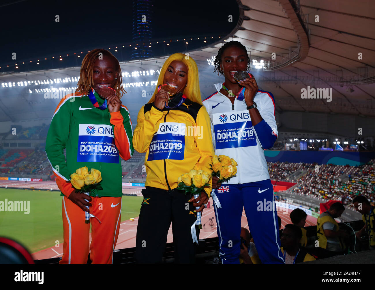 Doha in Qatar. Il 30 settembre, 2019. Shelly-Ann Fraser-Pryce (C) della Giamaica, Dina Asher-Smith (R) della Gran Bretagna e Marie-Josee Ta Lou della Costa d'Avorio comportano per le foto durante la cerimonia di premiazione delle donne 100m Finale al 2019 IAAF mondiale di atletica a Doha, in Qatar, Sett. 30, 2019. Credito: Wang Jingqiang/Xinhua/Alamy Live News Foto Stock