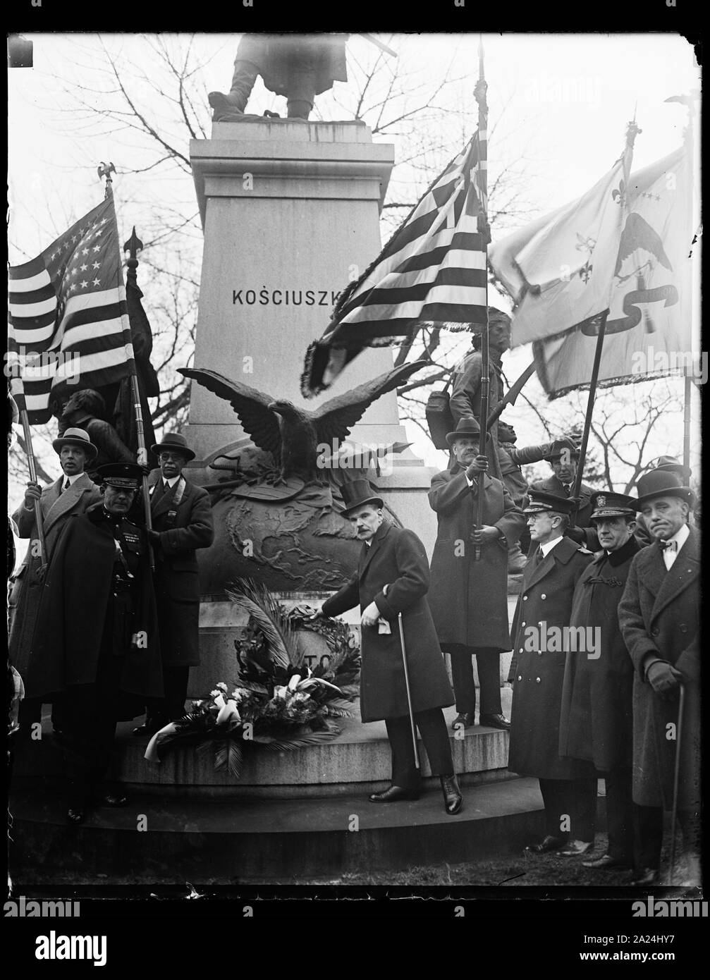 Omaggio a eroe rivoluzionario. Il dott. Ladislas Wroblewski, ministro dalla Polonia alla base della statua di Tadeusz Kosciusko, ... famoso patriota polacco-americano, il 178mo ann... nascita, Febbraio 12th. La cerimonia è stata sotto ... Figli della Rivoluzione nel Distretto di Columbia Foto Stock