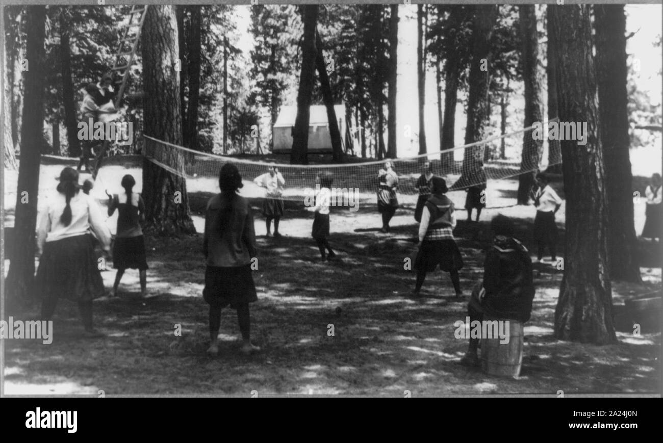 Lago Payette, Idaho. 1912-1920 ragazze giocava a pallavolo in giovane donna Associazione Cristiana camp Foto Stock