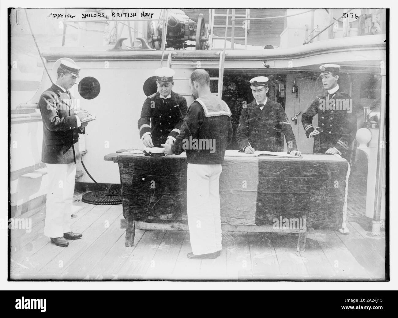 Pagando i marinai, marina britannica Foto Stock