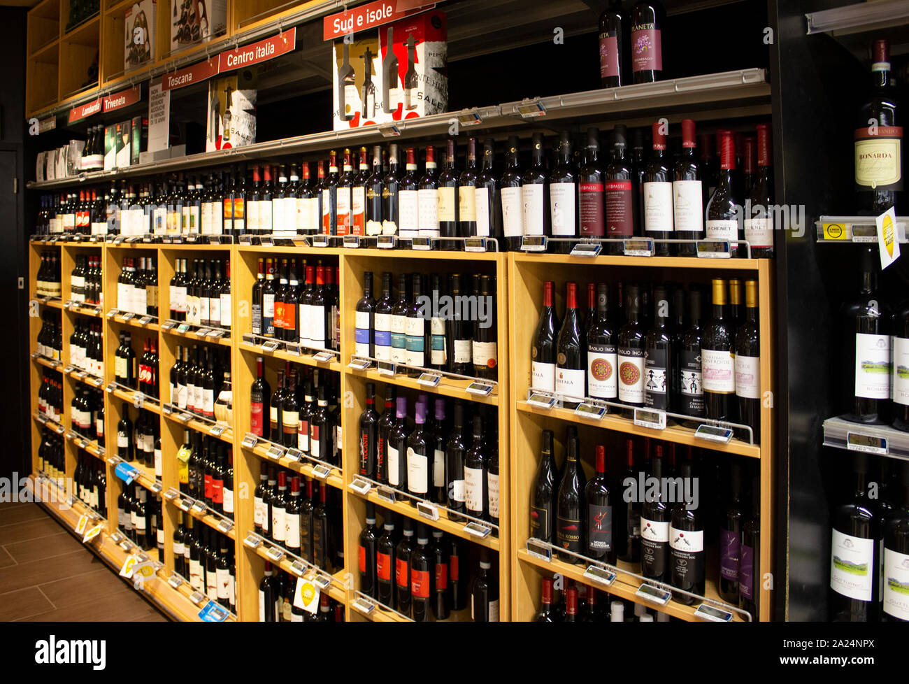 Genova, Italia - 11 Settembre 2019: il vino shellves al supermercato COOP Foto Stock