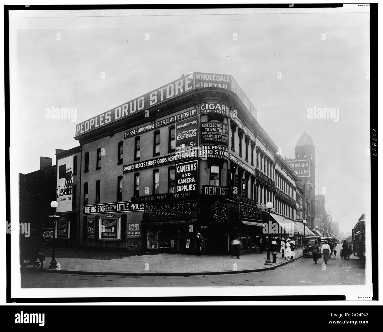 Persone di Drug Store, Washington D.C., guardando a sud sulla Seventh Street N.W., dal Massachusetts Avenue Foto Stock