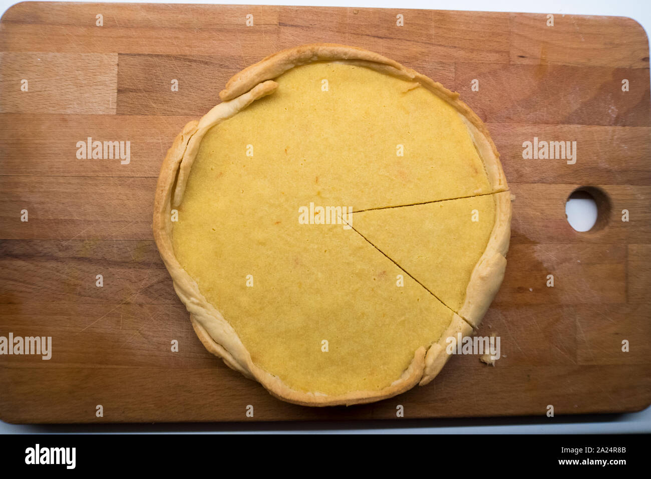 Un giallo fatta in casa torta di formaggio a fette e pronto a mangiare Foto Stock