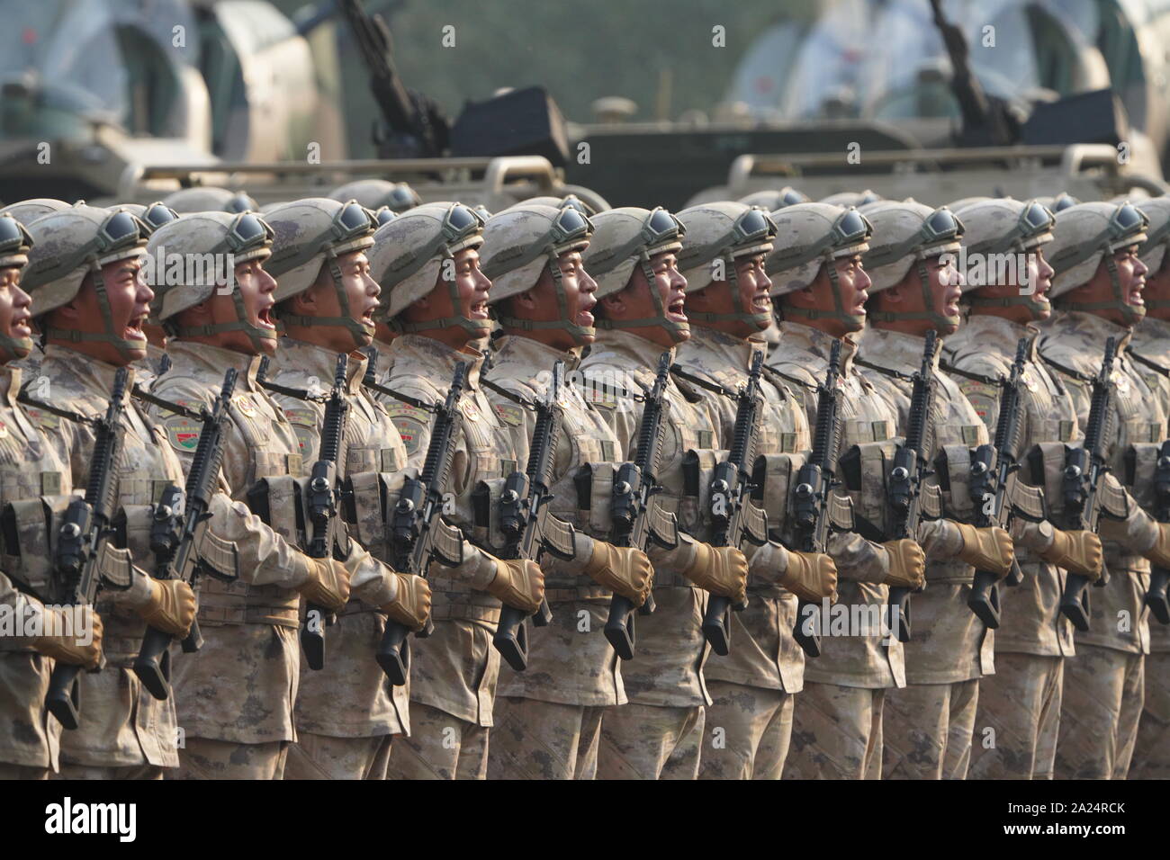 Pechino, Cina. 1 Ott 2019. Il personale militare di luce veicolo blindato formazione prendere parte in una grande parata militare per celebrare il settantesimo anniversario della fondazione della Repubblica Popolare Cinese a Pechino, capitale della Cina, 1 ottobre, 2019. Credito: Li pista/Xinhua/Alamy Live News Foto Stock