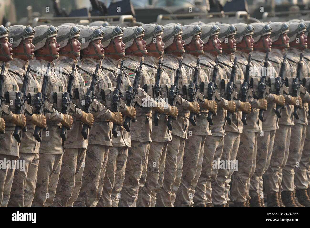 Pechino, Cina. 1 Ott 2019. Il personale militare di luce veicolo blindato formazione prendere parte in una grande parata militare per celebrare il settantesimo anniversario della fondazione della Repubblica Popolare Cinese a Pechino, capitale della Cina, 1 ottobre, 2019. Credito: Li pista/Xinhua/Alamy Live News Foto Stock