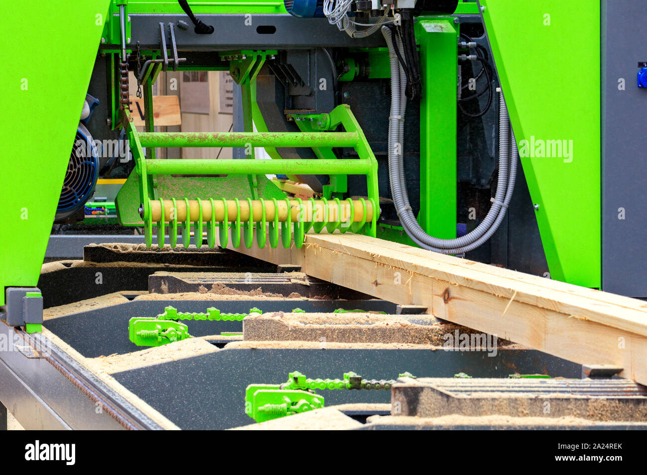 Macchine per la lavorazione del legno, fresche Legname, tavole di pino sono realizzati in corrispondenza di una moderna segheria automatica. Foto Stock