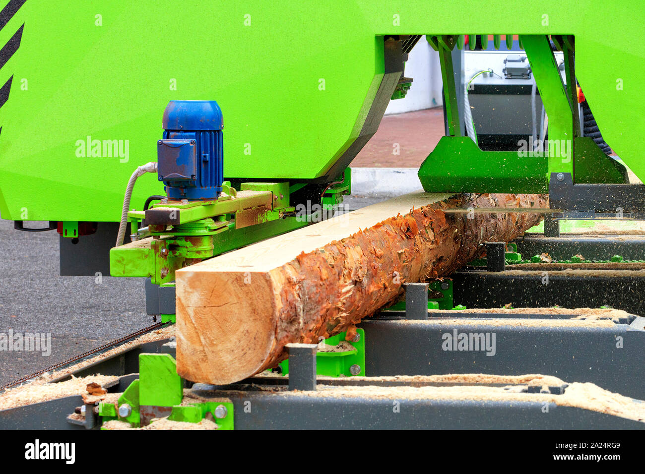 Macchine per la lavorazione del legno, legname, tavole di pino sono realizzati da grandi registri in una moderna segheria automatica. Foto Stock