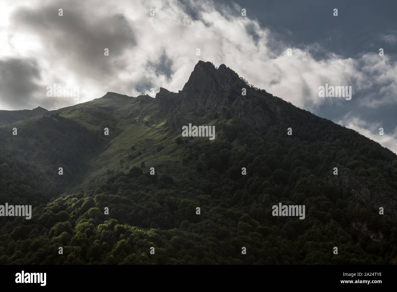 Europa francia alti Pirenei 2018 : Moody mattina immagine di alte montagne dei Pirenei in estate. Foto Stock