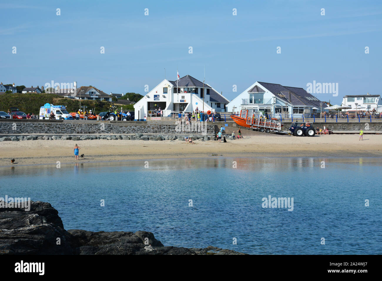 Trearddur bay Atlantic 85 e D Classe le imbarcazioni di salvataggio del lancio su Esercitazione su una molla sera da TREARDDUR BAY scialuppa di salvataggio sulla stazione di Anglesey. Foto Stock