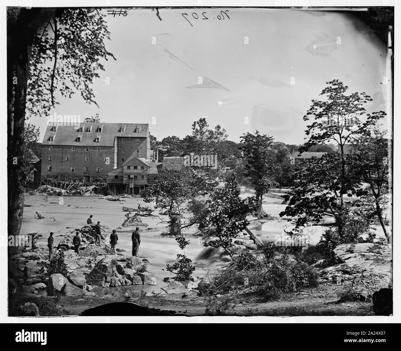 Pietroburgo, Virginia, vicinanze. Johnson mulino sul Appomattox vicino a Campbell's Bridge; i soldati in piedi sulle rocce nel flusso Foto Stock Pietroburgo, Virginia, vicinanze. Johnson mulino sul Appomattox vicino a Campbell's Bridge; i soldati in piedi sulle rocce nel flusso Foto Stock
