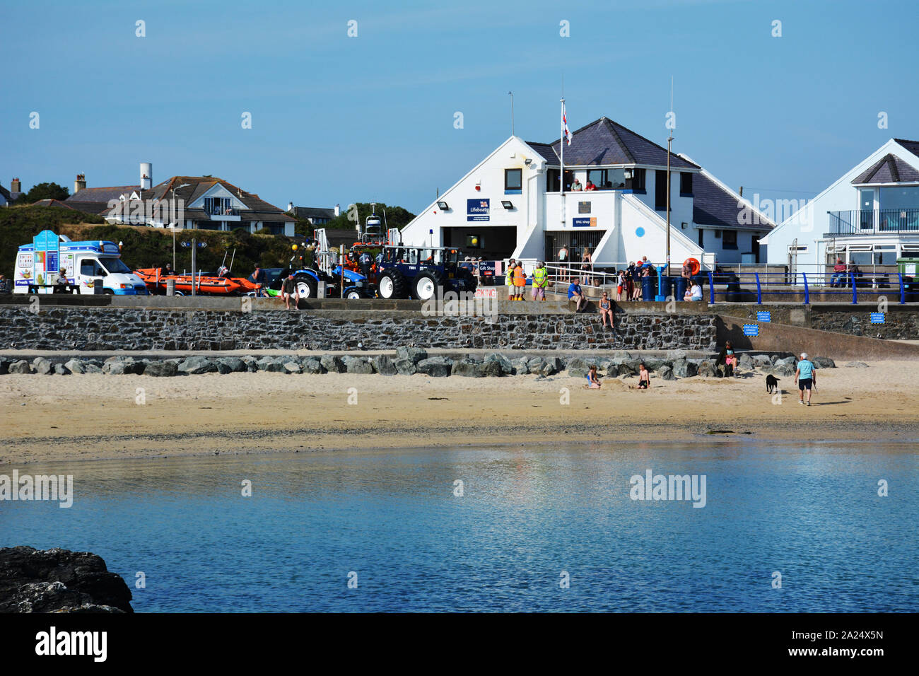 Trearddur bay le imbarcazioni di salvataggio si prepara per il lancio di esercizio Foto Stock