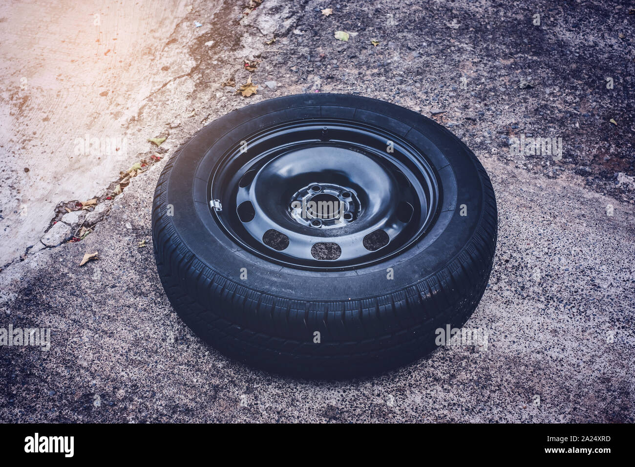 Auto isolato dei pneumatici su asfalto piano - auto ruota cambia Foto Stock