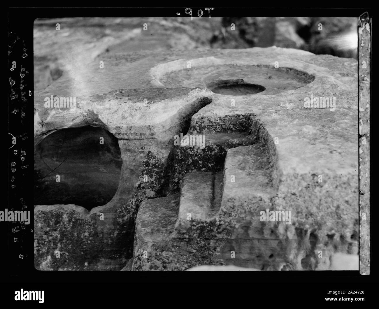 Petra. El-Farasah & obelisco zona di colmo. Il grande alto luogo del sacrificio, parte superiore lato altare mostra simile a coppa talee di roccia, grondaia, e gradini Foto Stock