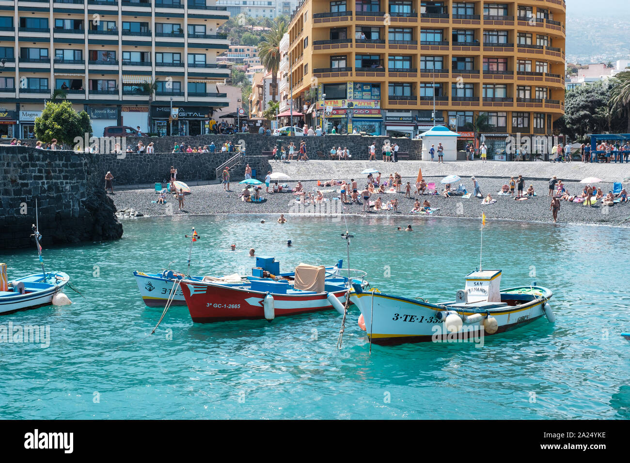 Tenerife, Spagna - Agosto, 2019: Persone a city beach, ex porto di pesca in Puerto de la Cruz Tenerife Foto Stock